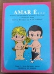 Livrinho de Bolso "Amar é..." - Kim Grove (Anos 70/80)Item clássico de colecionismo baseado nas famosas tirinhas de Kim Grove. Este exemplar em formato pocket traz as ilustrações icônicas que definiam "encantadoras maneiras de avivar a chama do amor" através de gestos românticos