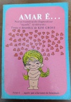 Livrinho de Bolso "Amar é..." - Kim Grove (Anos 70/80)Item clássico de colecionismo baseado nas famosas tirinhas de Kim Grove. Este exemplar em formato pocket traz as ilustrações icônicas que definiam "novas maneiras de diagnosticar 'aquele' sentimento" através de gestos românticos.