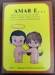 Livrinho de Bolso "Amar é..." - Kim Grove (Anos 70/80)Item clássico de colecionismo baseado nas famosas tirinhas de Kim Grove. Este exemplar em formato pocket traz as ilustrações icônicas que definiam "novas maneiras de ser entoada a doce e antiga canção do amor" através de gestos românticos e bem-humorados.