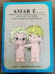 Livrinho de Bolso "Amar é..." - Kim Grove (Anos 70/80)Item clássico de colecionismo baseado nas famosas tirinhas de Kim Grove. Este exemplar em formato pocket traz as ilustrações icônicas que definiam como "fazer com que cada dia seja UM AMOR" através de gestos românticos e familiares