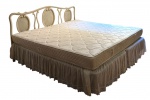 Cama estilo francês, estrutura em madeira com encosto em palhinha e base de ferro com molas, de desenho elegante e clássico. Acompanha colchão. Medidas: 110 cm (altura) x 200 cm (largura) x 195 cm (comprimento). Retirada: em apartamento no Flamengo, por conta e risco do arrematante.