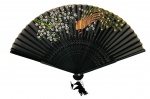 Gracioso leque em material sintético adornado com motivo floral e figura de faisão em policromia. Mede 36 x 21cm.