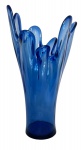 Vaso em pasta de vidro na cor azul com borda em movimento. Mede 50 x 28cm.