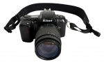 Nikon N6006 com lente zoom AF Nikkor 3570mmCâmera analógica 35mm da Nikon, modelo N6006 (autofoco, flash embutido e modos automáticos e manuais). Acompanha lente zoom AF Nikkor 3570mm f/3.34.5.Peça clássica da fotografia dos anos 1990, ideal para colecionadores ou entusiastas do filme 35mm. Em bom estado estético, não testada com filme.