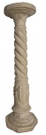 Coluna decorativa em estilo clássico, esculpida em pó de mármore, com fuste em espiral e rica ornamentação em relevo. A base octogonal apresenta guirlandas e folhas estilizadas, enquanto a parte central exibe figuras mitológicas em cena de inspiração renascentista. Peça de grande presença e elegância, ideal como suporte para escultura ou vaso.  Mede 89 x 28 cm.