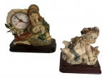 ITALIA - Conjunto com duas peças decorativas: relógio com imagem sacra da Virgem Maria e Menino Jesus, e anjo em resina italiana com detalhes florais. Ambos sobre base de madeira, ideais para composição devocional ou decoração clássica. Funcionamento desconhecido. Medida do maior 13 cm.
