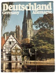 ALEMANHA - Raro exemplar do livro fotográfico DEUSTSCHLAND editado pela Prisma Verlag GmbH (1981), com belas imagens de cidades, castelos e paisagens da Alemanha. Edição em capa dura com sobrecapa, trilingue (alemão, inglês e francês), impressa com alta qualidade gráfica, reunindo fotografias de arquitetura histórica, monumentos e cenários naturais. Paginas ilustradas a cores.Exemplar ilustrado, ideal para colecionadores, apreciadores de livros de arte e amantes da cultura alemã. Mede 29 x 22 cm.