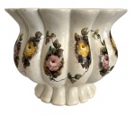 Charmoso vaso ou cachepot antigo em faiança, formato abaulado e borda recortada, com pintura manual de rosas em tons suaves. Peça com craquelê natural do tempo, assinada na base, revelando autenticidade e caráter artesanal. Objeto decorativo de grande apelo vintage, ideal para compor ambientes clássicos e românticos. Possui assinatura da artista. Mede 23cm de altura x 30cm de diâmetro.