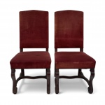 LEANDRO MARTINS - Par de palacianas cadeiras Leandro Martins, estofadas em veludo alemão cor rubi, com estrutura em madeira escura e pernas curvas amarradas por travessão. Design clássico brasileiro, elegante, robusto e muito bem conservado. Circa 1900. Mede 1,03 cm x 48 cm.