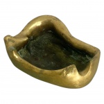 SUZANA LEVY (Rio 1937 / idem 2023) - Escultura de mesa em bronze dourado com fundo escuro "corpo feminino", estilo contemporâneo. Mede 11 x 15cm.