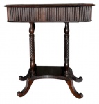 PERIODO 1900 - Mesa auxiliar estilo Dona Maria I, em madeira nobre, com frisos verticais na caixa, gaveta frontal ampla e quatro colunas torneadas com delicado entalhe espiral. Base arqueada com pés recurvados, típica da elegância luso-brasileira do período. Peça rara e decorativa para composição clássica. Mede 60 cm altura x 35 largura x 55 frontal.