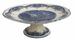 Elegante fruteira e ou centro de mesa em porcelana inglesa, decoração azul transferware com cena Salisbury Cathedral, borda floral clássica e base pedestal. Marca Made in England no reverso. Peça decorativa e utilitária, de inspiração vitoriana. Mede 24,5 cm diâmetro.