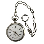 Raro relógio de bolso Chronomètre Paragon, em prata de lei, mostrador esmaltado com algarismos romanos e ponteiros dourados, pequeno segundeiro às 6 horas, tampa frontal articulada e verso liso com cartela para monograma. Acompanha corrente original. Peça antiga, de fino acabamento e grande interesse colecionável. Não testado. Meados séc. XIX. Mede 31 cm a contar com a corrente. Peso bruto 99,6 g.
