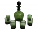 Conjunto composto por licoreira com tampa original e 6 copos, em vidro soprado verde, de linhas simples e elegantes. Peças de uso funcional e decorativo, características da produção do século XX. Bom estado geral, com leves marcas do tempo compatíveis com a idade. Medida da maior 25 cm.