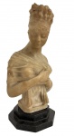 EUROPA SÉC. XIX - Imponente busto em alabastro da socialite francesa JULIETTE RÉCAMIER Juliette Récamier (1777-1849)  uma célebre anfitriã de salão literário em Paris, inspirado na obra do escultor Joseph Chinard. Obra assinada. Mede 40 cm de altura a contar com a base de granito em formato oitavado duplo.