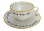 Xícara de cafe e ou coleção com pires em opalina, decoração estilizada em azul e marrom com ramos florais, bordas em tom dourado. Conjunto de estética delicada e atemporal, em bom estado de conservação.