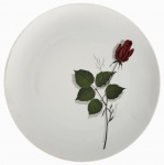 Medalhão decorativo em porcelana alemã Winterling, Marktleuthen, Bavária. Peça de fundo branco com delicada pintura manual de rosa vermelha e folhagens, composição elegante e atemporal. Marca do fabricante no verso. Em bom estado geral, com sinais compatíveis com a idade. Mede 30cm de diâmetro.