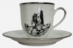 Xícara e pires de café em porcelana alemã, marca Winterling / Tirschenreuth  Bavária, decorados com cena do castelo Königswinter  Drachenfels, em preto sobre fundo branco, com frisos em prata. Peça delicada, de coleção, com marcas originais no verso e leve pátina do tempo.