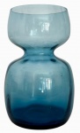 Vaso decorativo em vidro soprado, tonalidade azul degradê, com elegante corpo duplo e gargalo estreito, conferindo equilíbrio e sofisticação à peça. Acabamento liso e translúcido, ideal para composição contemporânea ou como peça de destaque em ambientes clássicos e modernos. Mede 15cm x 9cm.