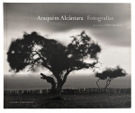 Exemplar do livro Araquém Alcântara: Fotografias, publicação da Editora Terrabrasil, reunindo imagens emblemáticas de um dos mais importantes fotógrafos brasileiros dedicados à paisagem, à natureza e à identidade visual do Brasil. Obra com apresentação de Eder Chiodetto, em edição de forte apelo artístico e documental, muito apreciada por colecionadores, fotógrafos e apreciadores da fotografia autoral brasileira. Mede 31cm x 26cm.