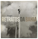 Livro Retratos da Bahia. Importante obra fotográfica de Pierre Verger, reunindo imagens emblemáticas da Bahia, com foco na cultura popular, religiosidade, cotidiano e tradições afro-brasileiras. Fotografias em preto e branco de grande força documental e estética, reafirmando o olhar antropológico e sensível do autor sobre o Brasil. Edição bilíngue (português/inglês), capa dura, publicação institucional com apoio cultural. Mede 29cm x 29cm.