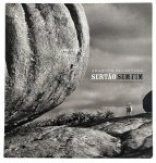 Livro Sertão Sem Fim, de Araquém Alcântara, obra emblemática da fotografia brasileira dedicada ao sertão e à paisagem humana do Brasil profundo. Fotografias em preto e branco de forte caráter poético e documental, acompanhadas de textos de Eder Chiodetto e Walnice Nogueira Galvão. Edição da TerraBrasil, capa dura, grande formato. Exemplar com sinais naturais do tempo na capa, miolo preservado. Peça de referência na fotografia autoral brasileira, muito procurada por colecionadores, pesquisadores e amantes da obra de Araquém Alcântara. Mede 31,5cm x 30cm.