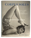 Livro: Corpus Solus  Para un mapa del cuerpo en el arte contemporáneo. Autor: Juan Antonio Ramírez. Editora: Ediciones Siruela. Idioma: espanhol. Encadernação: brochura, capa ilustrada. Condição: bom estado geral, com sinais naturais do tempo. Importante obra teórica dedicada à representação do corpo na arte contemporânea, Corpus Solus propõe uma leitura crítica e interdisciplinar do corpo como território simbólico, político e estético. O autor analisa artistas, instalações e práticas visuais que tratam o corpo como campo de tensão, identidade e experimentação, estabelecendo um mapa corporal fundamental para estudos de arte, estética e cultura visual. Livro de referência, muito procurado por pesquisadores, artistas e colecionadores de livros de arte e teoria contemporânea. Mede 25cm x 20cm.