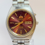 ORIENT - Relógio automático, funcionando. Pulseira: 18mm. Caixa: 4cm x 3,7cm, vertical x horizontal, sem contar a coroa. ***ATENÇÃO! ESTE RELÓGIO NÃO POSSUI GARANTIA DE FUNCIONAMENTO. Produto sendo vendido conforme ESTADO, testado, ou não, diz respeito apenas ao momento da catalogação. Recomenda-se revisão.*** Se necessário, solicitar mais fotos, vídeos ou perguntas para análise via e-mail reidaantiguidade@gmail.com, Obrigado pela visita!