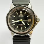 ORIENT - Relógio automático, funcionando. Pulseira: 20mm. Caixa: 3,9cm x 3,9cm, vertical x horizontal, sem contar a coroa. ***ATENÇÃO! ESTE RELÓGIO NÃO POSSUI GARANTIA DE FUNCIONAMENTO. Produto sendo vendido conforme ESTADO, testado, ou não, diz respeito apenas ao momento da catalogação. Recomenda-se revisão.*** Se necessário, solicitar mais fotos, vídeos ou perguntas para análise via e-mail reidaantiguidade@gmail.com, Obrigado pela visita!