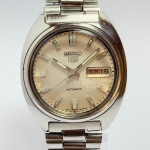 SEIKO - Relógio automático, funcionando. Pulseira: 18mm. Caixa: 3,5cm x 3,8cm, vertical x horizontal, sem contar a coroa. ***ATENÇÃO! ESTE RELÓGIO NÃO POSSUI GARANTIA DE FUNCIONAMENTO. Produto sendo vendido conforme ESTADO, testado, ou não, diz respeito apenas ao momento da catalogação. Recomenda-se revisão.*** Se necessário, solicitar mais fotos, vídeos ou perguntas para análise via e-mail reidaantiguidade@gmail.com, Obrigado pela visita!