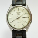 SEIKO - Relógio automático, funcionando. Pulseira: 20mm. Caixa: 3,7cm x 3,8cm, vertical x horizontal, sem contar a coroa. ***ATENÇÃO! ESTE RELÓGIO NÃO POSSUI GARANTIA DE FUNCIONAMENTO. Produto sendo vendido conforme ESTADO, testado, ou não, diz respeito apenas ao momento da catalogação. Recomenda-se revisão.*** Se necessário, solicitar mais fotos, vídeos ou perguntas para análise via e-mail reidaantiguidade@gmail.com, Obrigado pela visita!