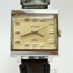 MONDAINE - Relógio a corda, funcionando. Pulseira: 19mm. Caixa: 3,5cm x 3,5cm, vertical x horizontal, sem contar a coroa. ***ATENÇÃO! ESTE RELÓGIO NÃO POSSUI GARANTIA DE FUNCIONAMENTO. Produto sendo vendido conforme ESTADO, testado, ou não, diz respeito apenas ao momento da catalogação. Recomenda-se revisão.*** Se necessário, solicitar mais fotos, vídeos ou perguntas para análise via e-mail reidaantiguidade@gmail.com, Obrigado pela visita!