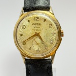 OMODOX - Relógio a corda, funcionando. Pulseira: 19mm. Caixa: 3,5cm x 3,3cm, vertical x horizontal, sem contar a coroa. ***ATENÇÃO! ESTE RELÓGIO NÃO POSSUI GARANTIA DE FUNCIONAMENTO. Produto sendo vendido conforme ESTADO, testado, ou não, diz respeito apenas ao momento da catalogação. Recomenda-se revisão.*** Se necessário, solicitar mais fotos, vídeos ou perguntas para análise via e-mail reidaantiguidade@gmail.com, Obrigado pela visita!