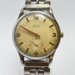 LINCOLN - Relógio a corda, funcionando. Pulseira: 18mm. Caixa: 3,5cm x 3,5cm, vertical x horizontal, sem contar a coroa. ***ATENÇÃO! ESTE RELÓGIO NÃO POSSUI GARANTIA DE FUNCIONAMENTO. Produto sendo vendido conforme ESTADO, testado, ou não, diz respeito apenas ao momento da catalogação. Recomenda-se revisão.*** Se necessário, solicitar mais fotos, vídeos ou perguntas para análise via e-mail reidaantiguidade@gmail.com, Obrigado pela visita!