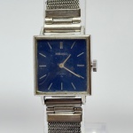 SEIKO - Relógio a corda, funcionando. Pulseira: 13mm. Caixa: 2,3cm x 2,2cm, vertical x horizontal, sem contar a coroa. ***ATENÇÃO! ESTE RELÓGIO NÃO POSSUI GARANTIA DE FUNCIONAMENTO. Produto sendo vendido conforme ESTADO, testado, ou não, diz respeito apenas ao momento da catalogação. Recomenda-se revisão.*** Se necessário, solicitar mais fotos, vídeos ou perguntas para análise via e-mail reidaantiguidade@gmail.com, Obrigado pela visita!