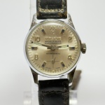 MIRVAINE - Relógio a corda, funcionando. Pulseira: 13mm. Caixa: 2,5cm x 2,4cm, vertical x horizontal, sem contar a coroa. ***ATENÇÃO! ESTE RELÓGIO NÃO POSSUI GARANTIA DE FUNCIONAMENTO. Produto sendo vendido conforme ESTADO, testado, ou não, diz respeito apenas ao momento da catalogação. Recomenda-se revisão.*** Se necessário, solicitar mais fotos, vídeos ou perguntas para análise via e-mail reidaantiguidade@gmail.com, Obrigado pela visita!