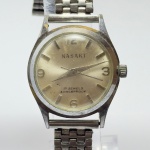 NASAKI - Relógio a corda, funcionando. Pulseira: 16mm. Caixa: 3,1cm x 3,1cm, vertical x horizontal, sem contar a coroa. ***ATENÇÃO! ESTE RELÓGIO NÃO POSSUI GARANTIA DE FUNCIONAMENTO. Produto sendo vendido conforme ESTADO, testado, ou não, diz respeito apenas ao momento da catalogação. Recomenda-se revisão.*** Se necessário, solicitar mais fotos, vídeos ou perguntas para análise via e-mail reidaantiguidade@gmail.com, Obrigado pela visita!