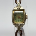 JOWISSA - Relógio a corda, funcionando. Pulseira: 8mm. Caixa: 2,4cm x 1,6cm, vertical x horizontal, sem contar a coroa. ***ATENÇÃO! ESTE RELÓGIO NÃO POSSUI GARANTIA DE FUNCIONAMENTO. Produto sendo vendido conforme ESTADO, testado, ou não, diz respeito apenas ao momento da catalogação. Recomenda-se revisão.*** Se necessário, solicitar mais fotos, vídeos ou perguntas para análise via e-mail reidaantiguidade@gmail.com, Obrigado pela visita!