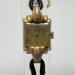 LIWACO - Relógio a corda, funcionando. Pulseira: 9mm. Caixa: 2,4cm x 1,8cm, vertical x horizontal, sem contar a coroa. ***ATENÇÃO! ESTE RELÓGIO NÃO POSSUI GARANTIA DE FUNCIONAMENTO. Produto sendo vendido conforme ESTADO, testado, ou não, diz respeito apenas ao momento da catalogação. Recomenda-se revisão.*** Se necessário, solicitar mais fotos, vídeos ou perguntas para análise via e-mail reidaantiguidade@gmail.com, Obrigado pela visita!