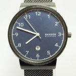 SKAGEN DENMARK - Relógio quartz, funcionando. Pulseira: 21mm. Caixa: 4,1cm x 4,1cm, vertical x horizontal, sem contar a coroa. ***ATENÇÃO! ESTE RELÓGIO NÃO POSSUI GARANTIA DE FUNCIONAMENTO. Produto sendo vendido conforme ESTADO, testado, ou não, diz respeito apenas ao momento da catalogação. Recomenda-se revisão.*** Se necessário, solicitar mais fotos, vídeos ou perguntas para análise via e-mail reidaantiguidade@gmail.com, Obrigado pela visita!