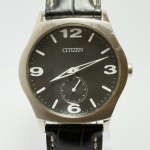CITIZEN - Relógio quartz, funcionando. Pulseira: 20mm. Caixa: 3,8cm x 3,9cm, vertical x horizontal, sem contar a coroa. ***ATENÇÃO! ESTE RELÓGIO NÃO POSSUI GARANTIA DE FUNCIONAMENTO. Produto sendo vendido conforme ESTADO, testado, ou não, diz respeito apenas ao momento da catalogação. Recomenda-se revisão.*** Se necessário, solicitar mais fotos, vídeos ou perguntas para análise via e-mail reidaantiguidade@gmail.com, Obrigado pela visita!
