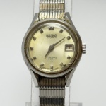 SEIKO - Relógio automático, não funciona. Pulseira: 11mm. Caixa: 2,4cm x 2,4cm, vertical x horizontal, sem contar a coroa. ***ATENÇÃO! ESTE RELÓGIO NÃO POSSUI GARANTIA DE FUNCIONAMENTO. Produto sendo vendido conforme ESTADO, testado, ou não, diz respeito apenas ao momento da catalogação. Recomenda-se revisão.*** Se necessário, solicitar mais fotos, vídeos ou perguntas para análise via e-mail reidaantiguidade@gmail.com, Obrigado pela visita!