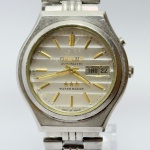 ORIENT - Relógio automático, não funciona. Pulseira: 18mm. Caixa: 4,1cm x 3,8cm, vertical x horizontal, sem contar a coroa. ***ATENÇÃO! ESTE RELÓGIO NÃO POSSUI GARANTIA DE FUNCIONAMENTO. Produto sendo vendido conforme ESTADO, testado, ou não, diz respeito apenas ao momento da catalogação. Recomenda-se revisão.*** Se necessário, solicitar mais fotos, vídeos ou perguntas para análise via e-mail reidaantiguidade@gmail.com, Obrigado pela visita!