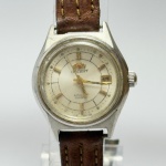 ORIENT - Relógio automático, não funciona. Pulseira: 13mm. Caixa: 2,7cm x 2,7cm, vertical x horizontal, sem contar a coroa. ***ATENÇÃO! ESTE RELÓGIO NÃO POSSUI GARANTIA DE FUNCIONAMENTO. Produto sendo vendido conforme ESTADO, testado, ou não, diz respeito apenas ao momento da catalogação. Recomenda-se revisão.*** Se necessário, solicitar mais fotos, vídeos ou perguntas para análise via e-mail reidaantiguidade@gmail.com, Obrigado pela visita!