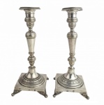 Par de castiçais monogramados em prata portuguesa contrastada P Coroa, decorados com trabalhos em fl