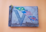 Antigo álbum de fotos, da época da Segunda Guerra Mundial, dado o uso do símbolo "V" para "Vitória" junto às bandeiras do Brasil, Estados Unidos e Reino Unido - Dimensão: 27 X 20 X 3,5 cm