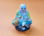 BUDA sorridente, em porcelana policromada - Dimensão: 9 X 7cm