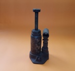 Antigo macaco de carro, anos 60/70, vendido no estado, sem testes - Peso:  2,5 Kg- Dimensão fechado: 16 X 10 cm