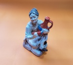 Antiga estatueta de velha pintando vaso, feita em cerâmica - Dimensão: 15 X 10 cm