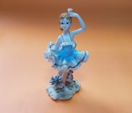 Graciosa bailarina em resina policromada - Dimensão: 17 X 8 cm